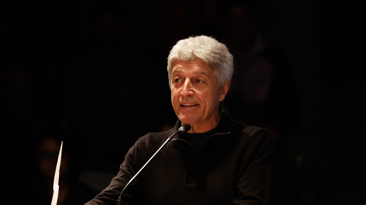 O jornalista Caco Barcellos discursa na entrega do 38º Prêmio Vladimir Herzog, no Tucarena, em São Paulo, em 25 de outubro de 2016