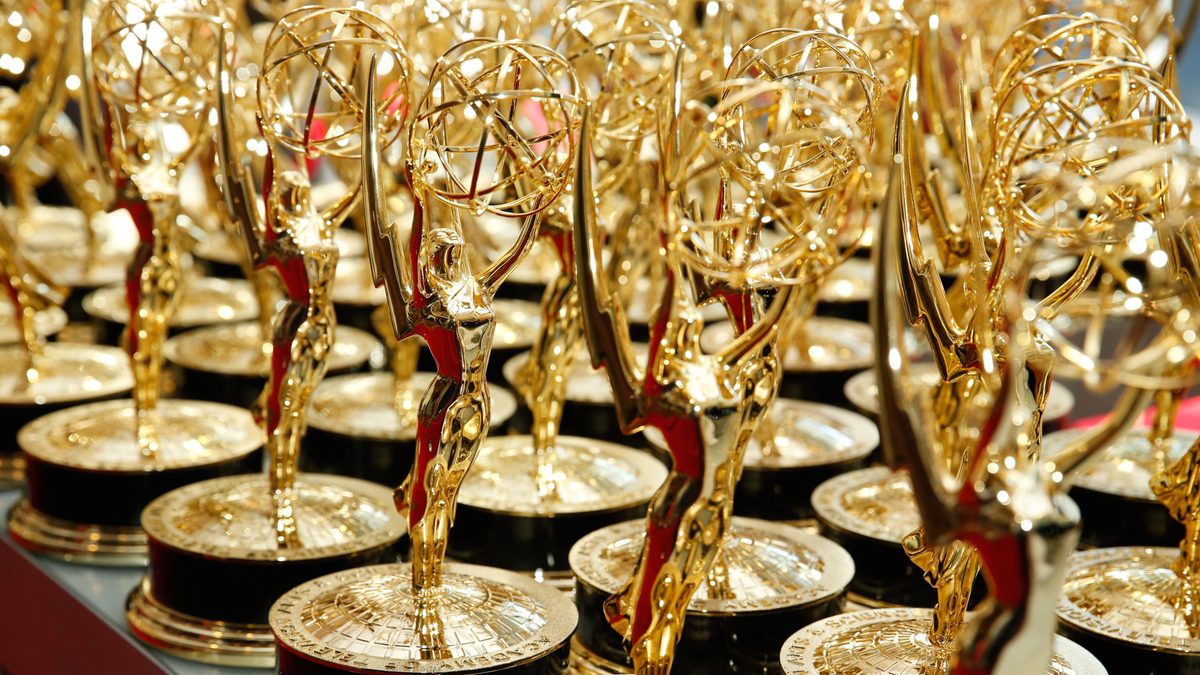Fileiras de estatuetas douradas do Emmy sobre uma bancada, na imagem de divulgação do acordo entre a Television Academy e o Prime Video