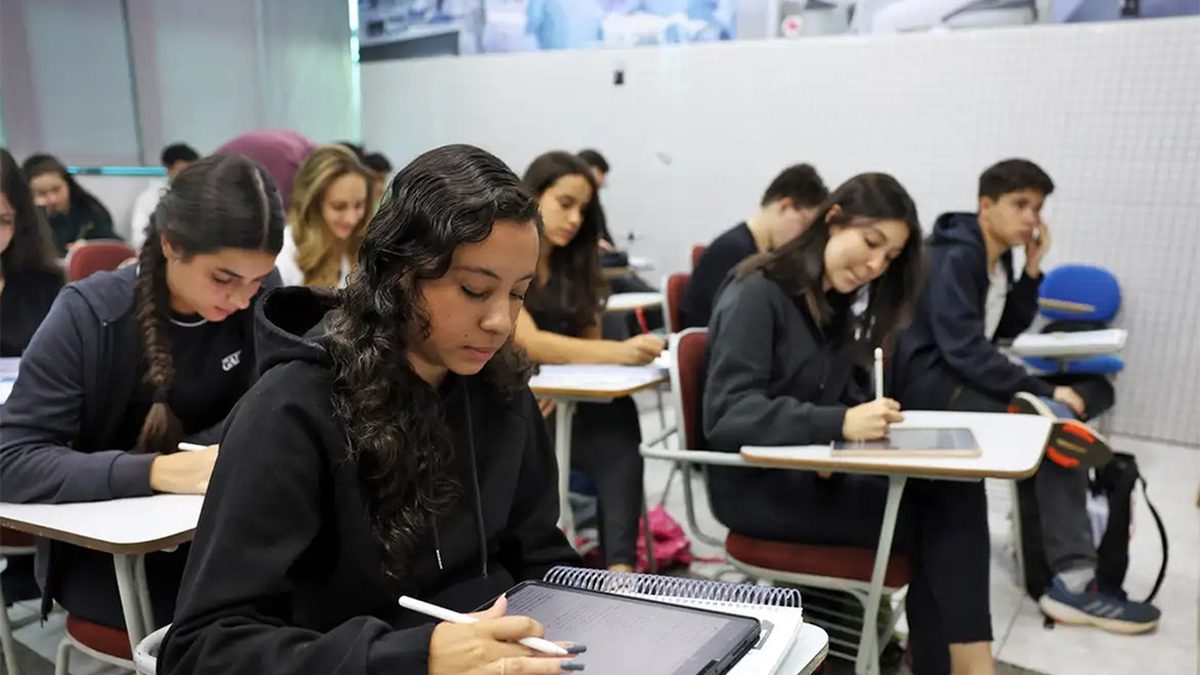 Estudantes fazendo prova em sala de aula