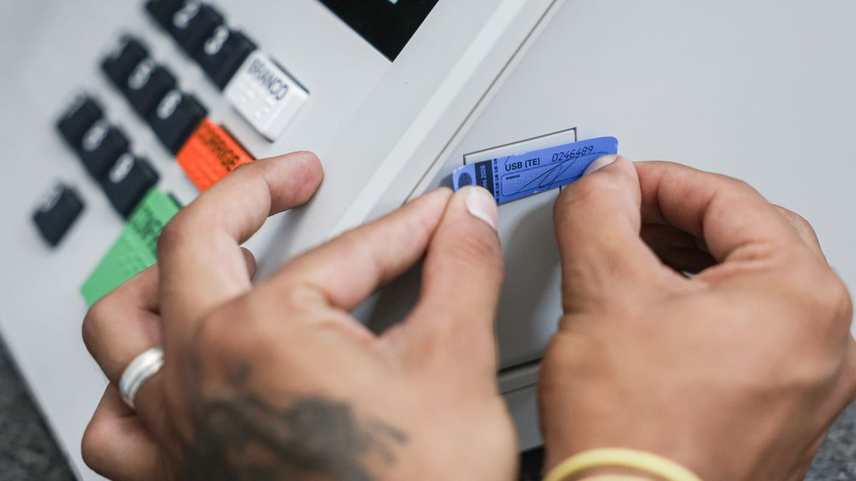 Servidores do TRE-DF carregam e lacram urnas eletrônicas em Brasília antes do primeiro turno