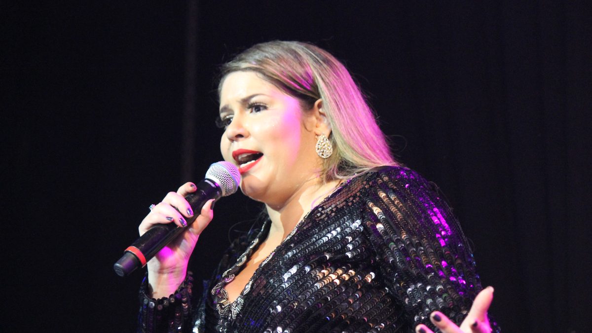 A cantora Marília Mendonça canta ao microfone num show de 2017