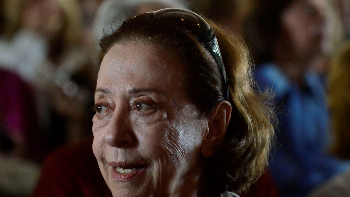 Fernanda Montenegro em close, olhando para o lado, durante debate na Flip de 2014