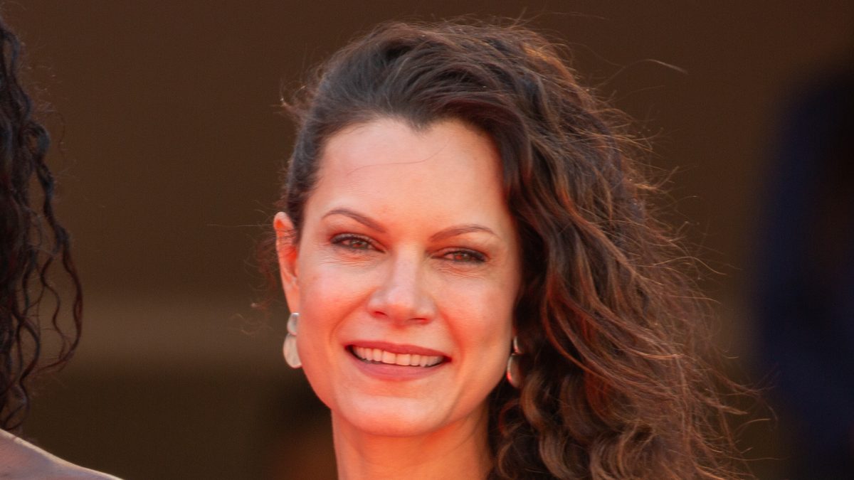 A atriz Hermila Guedes, que vive Dona Ruth no filme Marília, sorri no tapete vermelho do Festival de Cannes de 2025