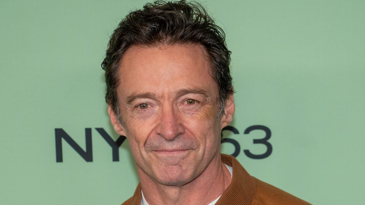 O ator Hugh Jackman, protagonista de O Rei do Show, de jaqueta marrom no Festival de Cinema de Nova York de 2025