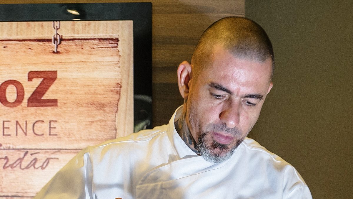 O chef Henrique Fogaça, jurado do MasterChef Brasil, cozinha durante evento gastronômico em Campos do Jordão, em junho de 2015