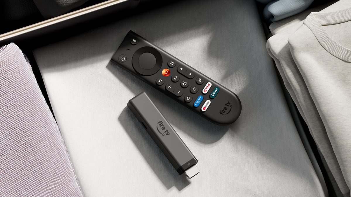 O novo Fire TV Stick 4K ao lado do novo controle Fire TV, com botões de atalho para Netflix, Prime Video, Disney+ e YouTube