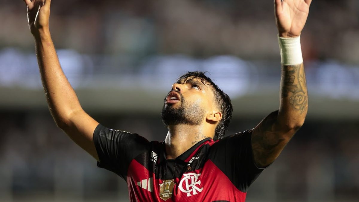 Jogador do Flamengo, de camisa rubro-negra, ergue os braços e olha para cima na Vila Belmiro, em Santos x Flamengo, pela 29ª rodada do Brasileirão