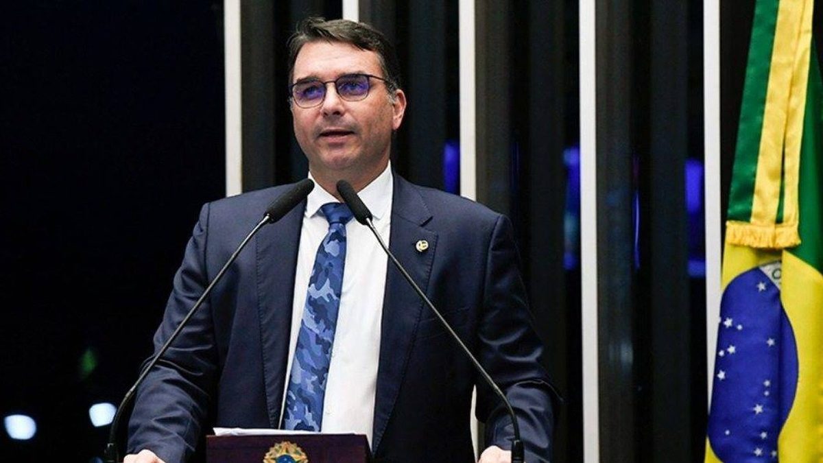 Flávio Bolsonaro vota no Rio e diz que a vida piorou para o eleitor no 2º turno