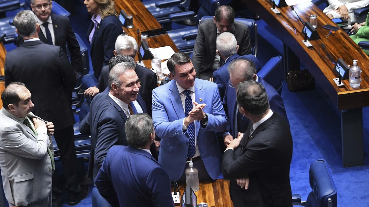 Flávio Bolsonaro vota no 2º turno e diz que “a esperança virou medo”; veja o placar