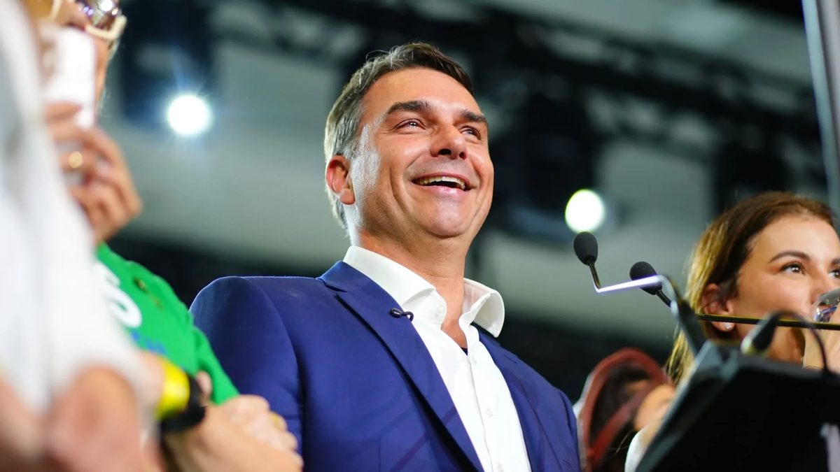 Flávio recua e aceita debate após Band bancar púlpito vazio