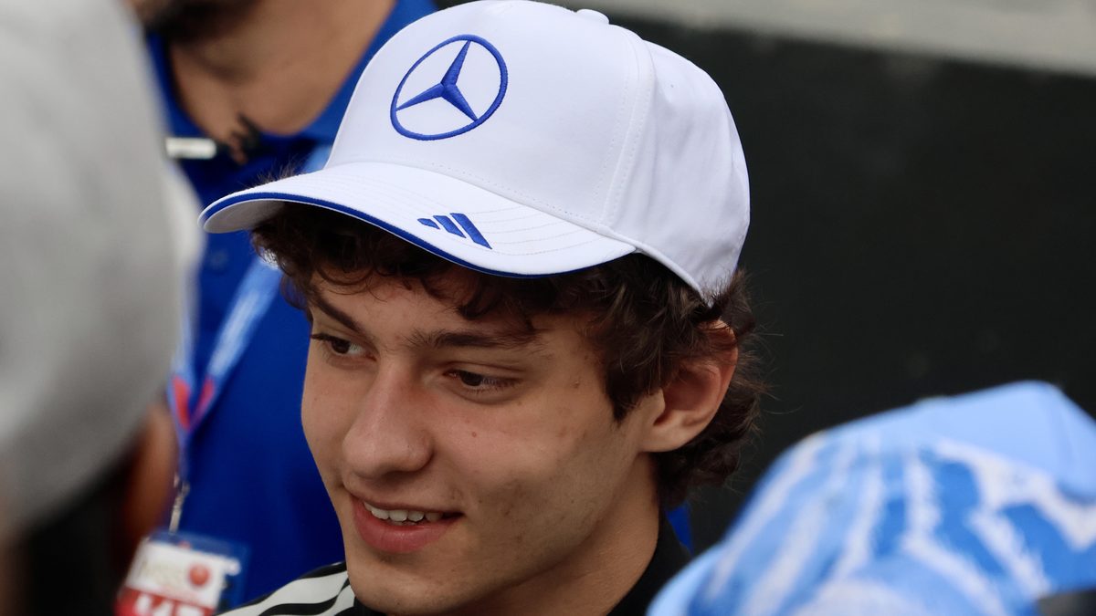 Kimi Antonelli, de boné branco da Mercedes, sorri ao falar com fãs no paddock do GP da Austrália de 2026