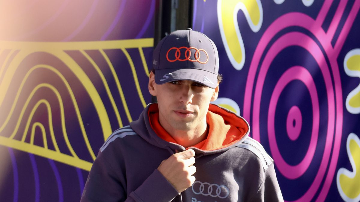 Gabriel Bortoleto, de boné e agasalho da Audi, no paddock do GP da Austrália de 2026