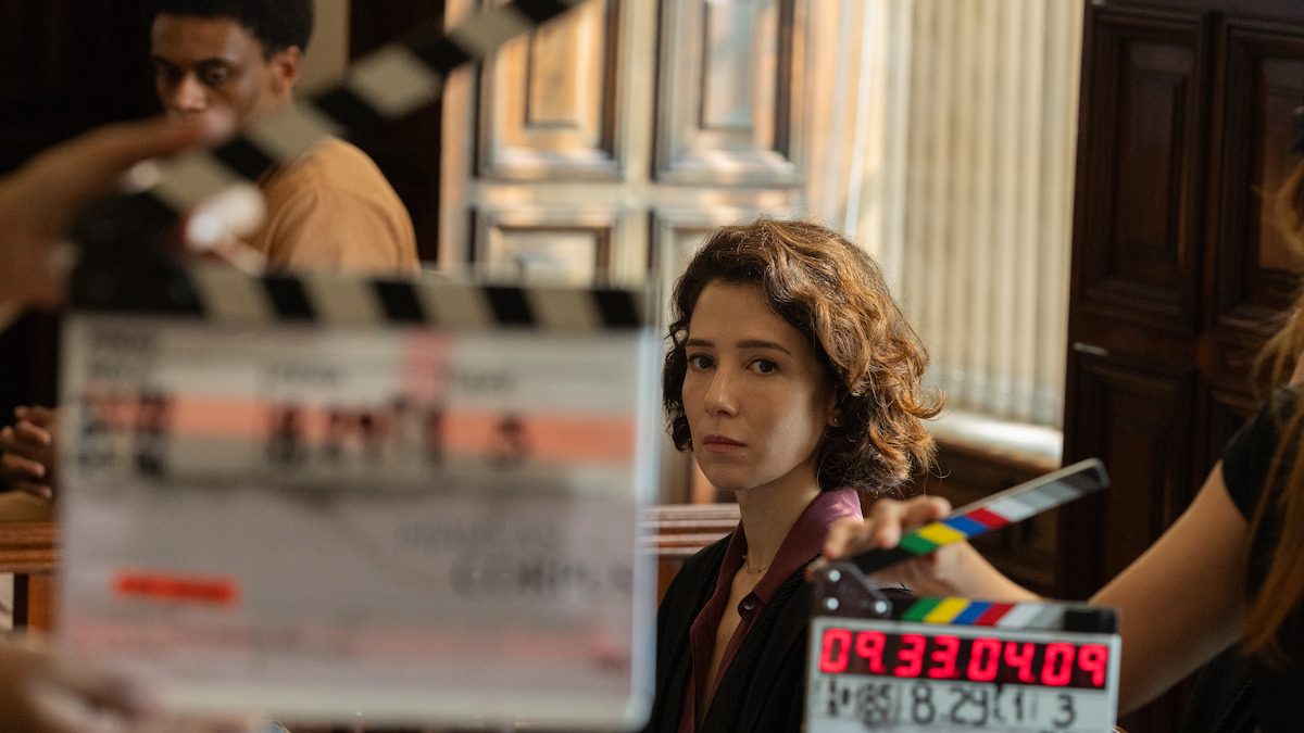 Marjorie Estiano, a professora Inez de Habeas Corpus, sentada no cenário de tribunal durante as gravações da série da Netflix