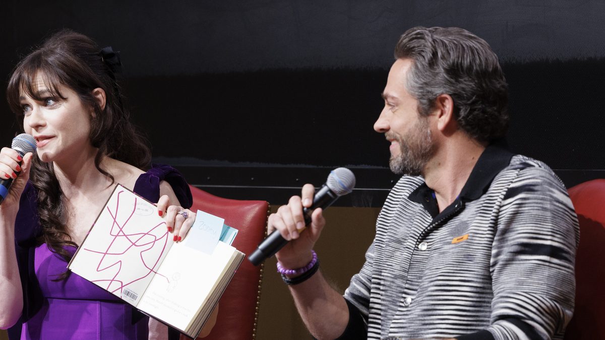 Zooey Deschanel e Zachary Levi, do elenco de Harold e o Lápis Mágico, leem o livro de Harold na Biblioteca do Congresso dos EUA, em julho de 2024