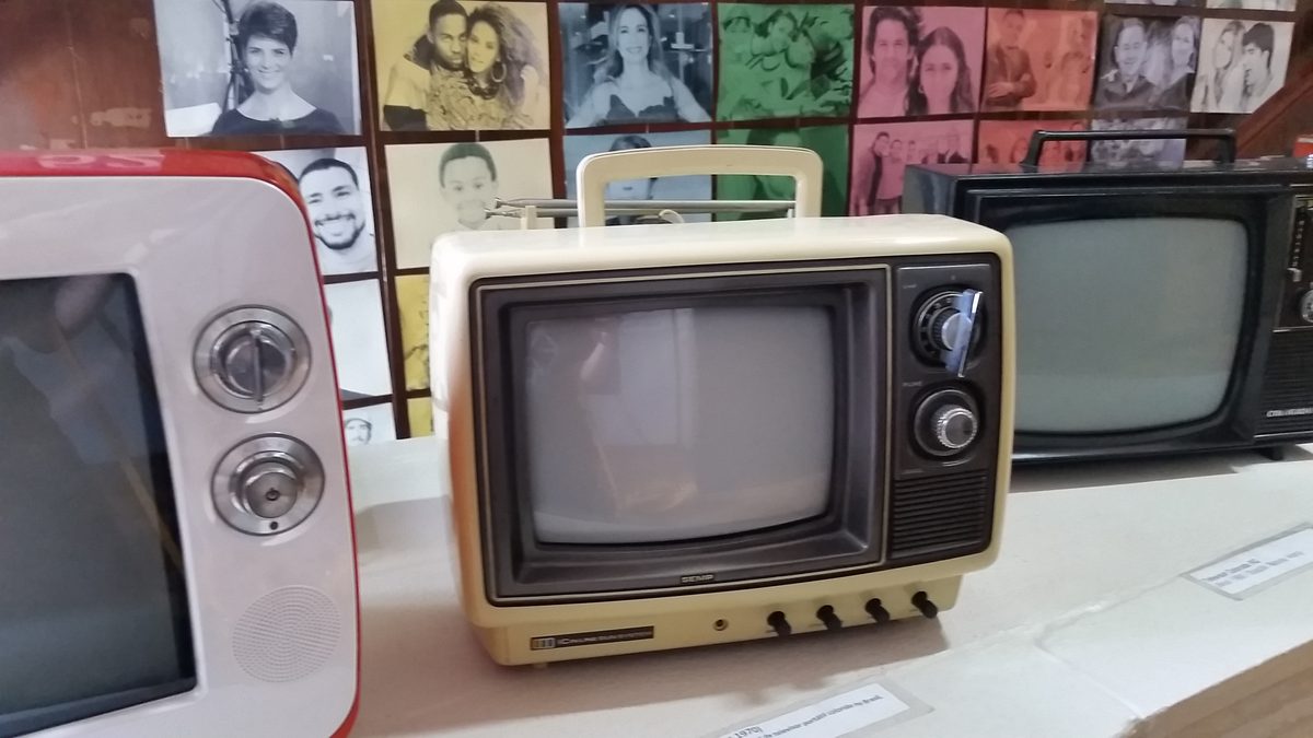 Televisores antigos expostos no acervo do Museu da TV