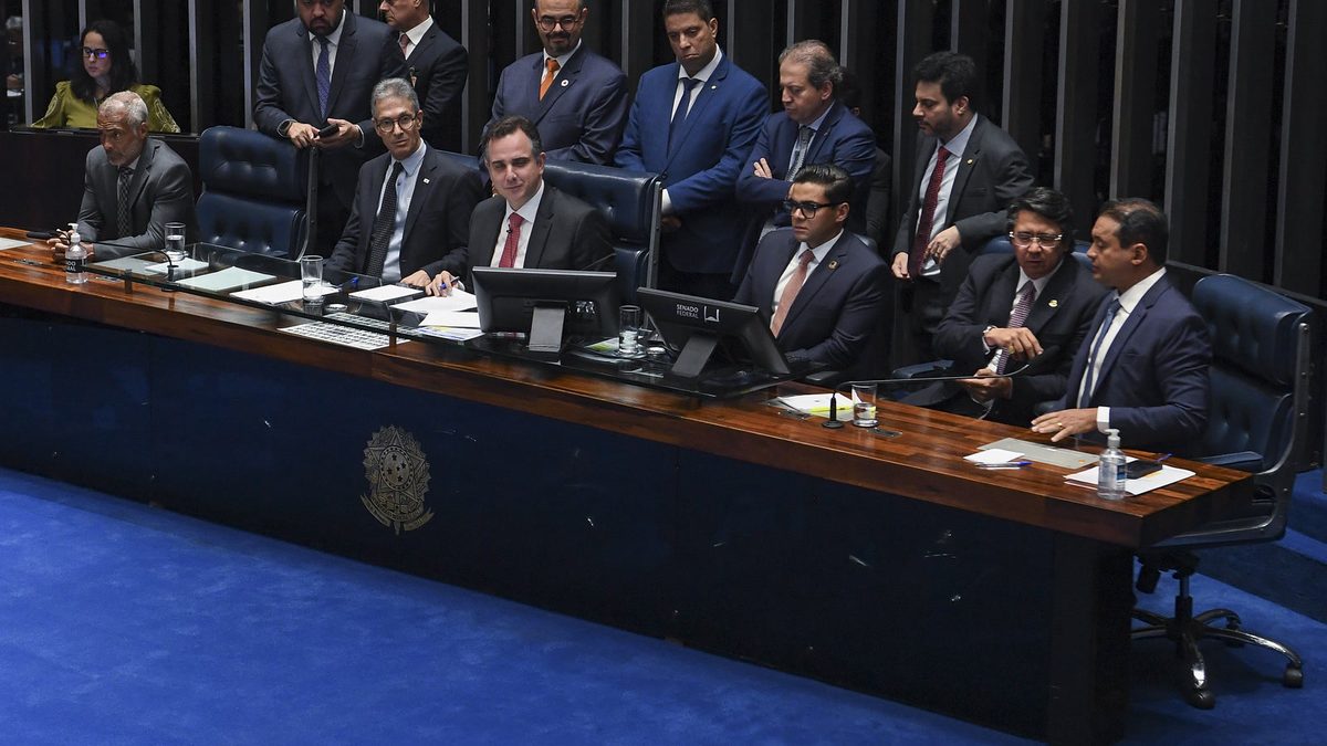 Flávio Bolsonaro: vídeo mostra homem negro acorrentado em ato de apoio no Rio
