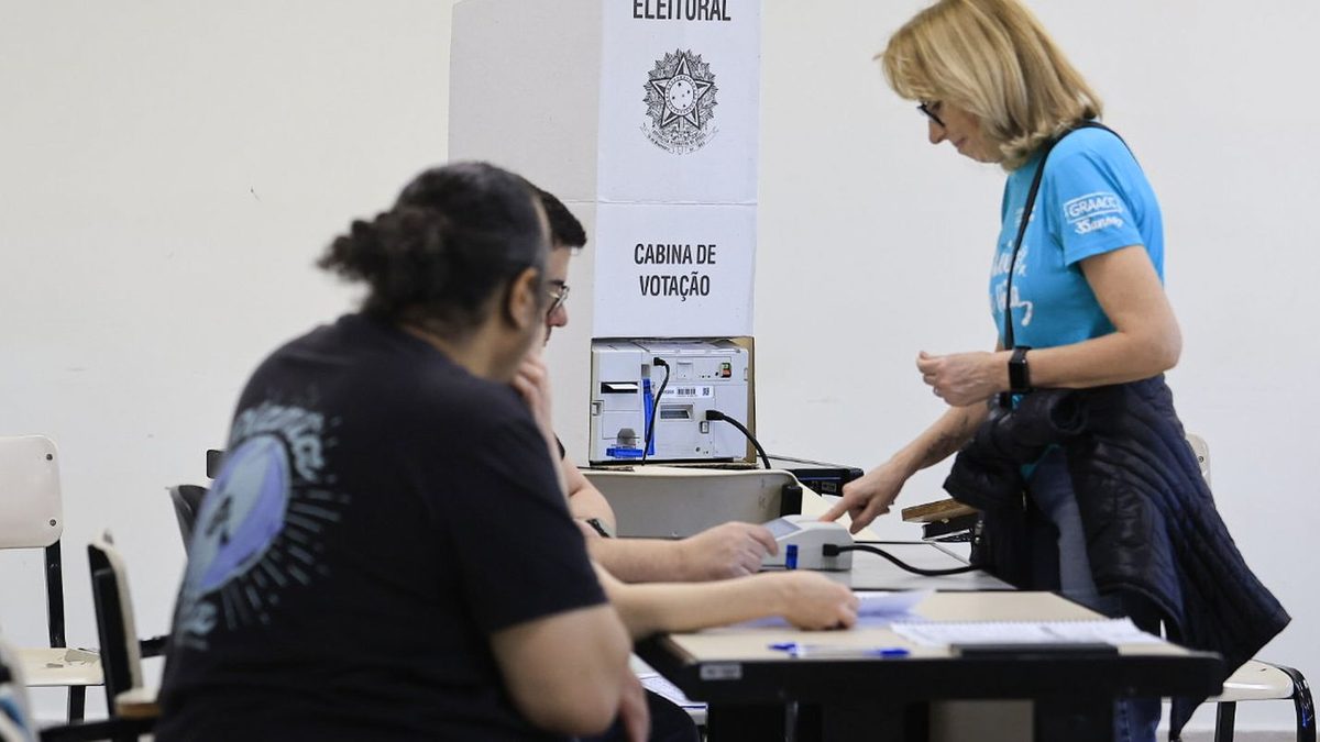 Início das votações do primeiro turno em uma seção da UNIP Vergueiro, em São Paulo, em 4 de outubro