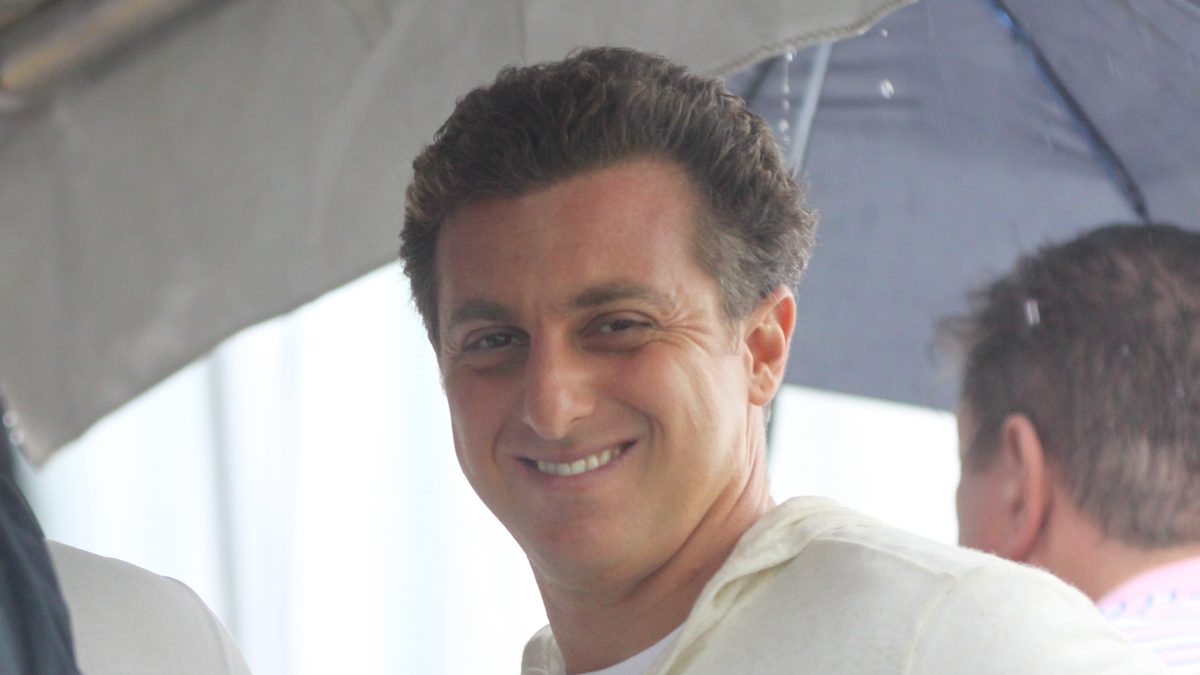 O apresentador Luciano Huck sorri para a câmera durante o Brazilian Day, em Miami, em foto de 2010