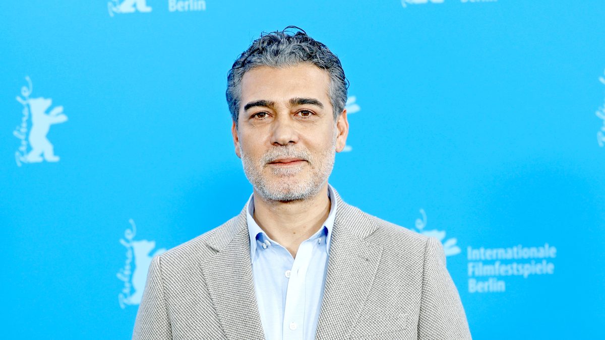 O ator turco Caner Cindoruk, o Volkan de Iludida, de blazer cinza, no Festival de Berlim de 2026