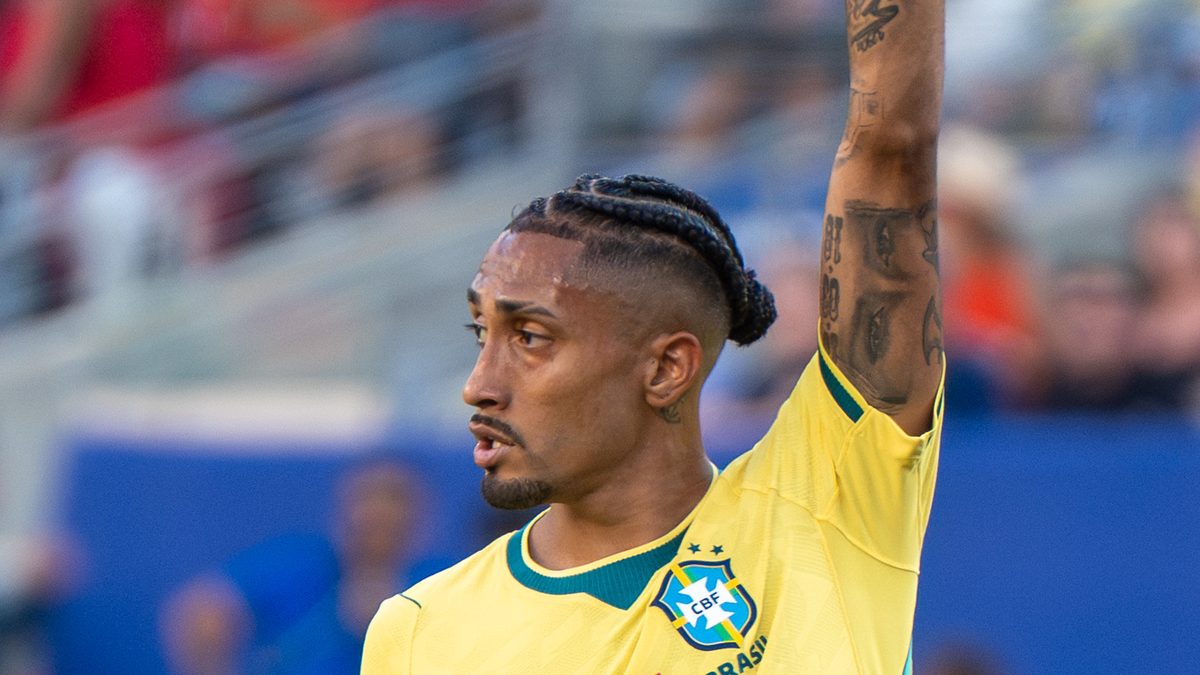 O atacante Raphinha, com a camisa 11 da Seleção Brasileira, levanta a mão durante o jogo contra Marrocos na Copa de 2026