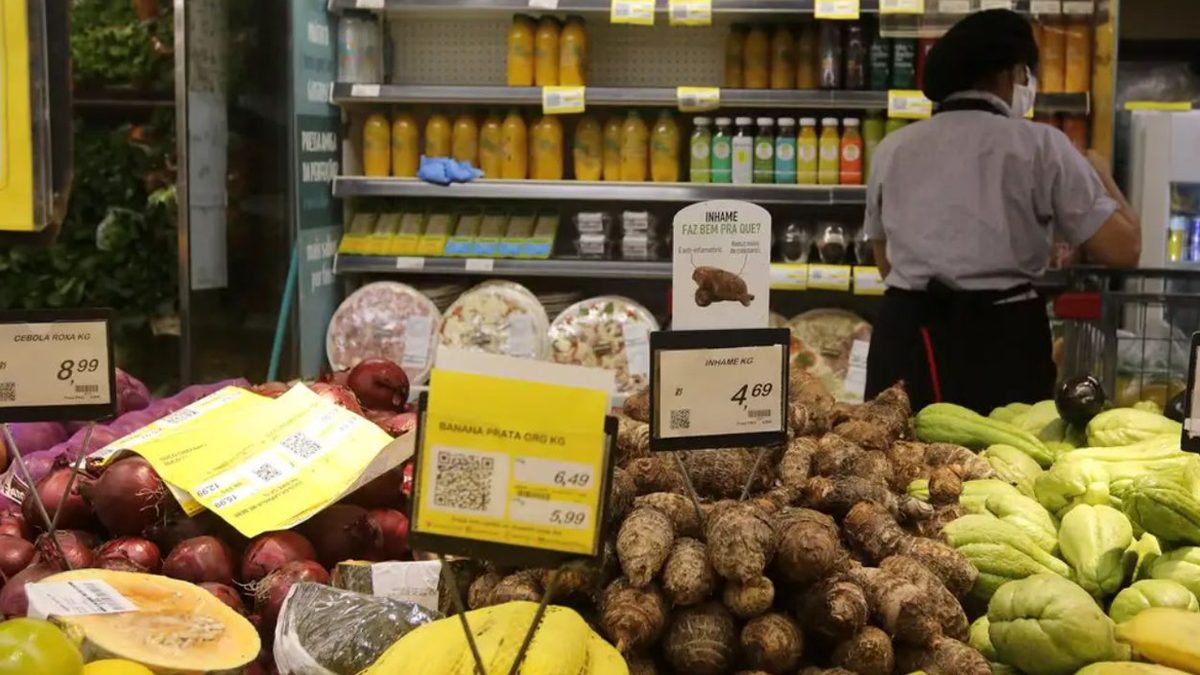 IPCA-15 de outubro 2026: inflação desacelera a 0,32%, mas o tomate sobe 24,54%