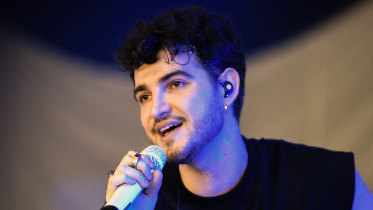 O cantor Jão, de regata preta e microfone na mão, canta no palco do Tom Brasil, em São Paulo, em novembro de 2019