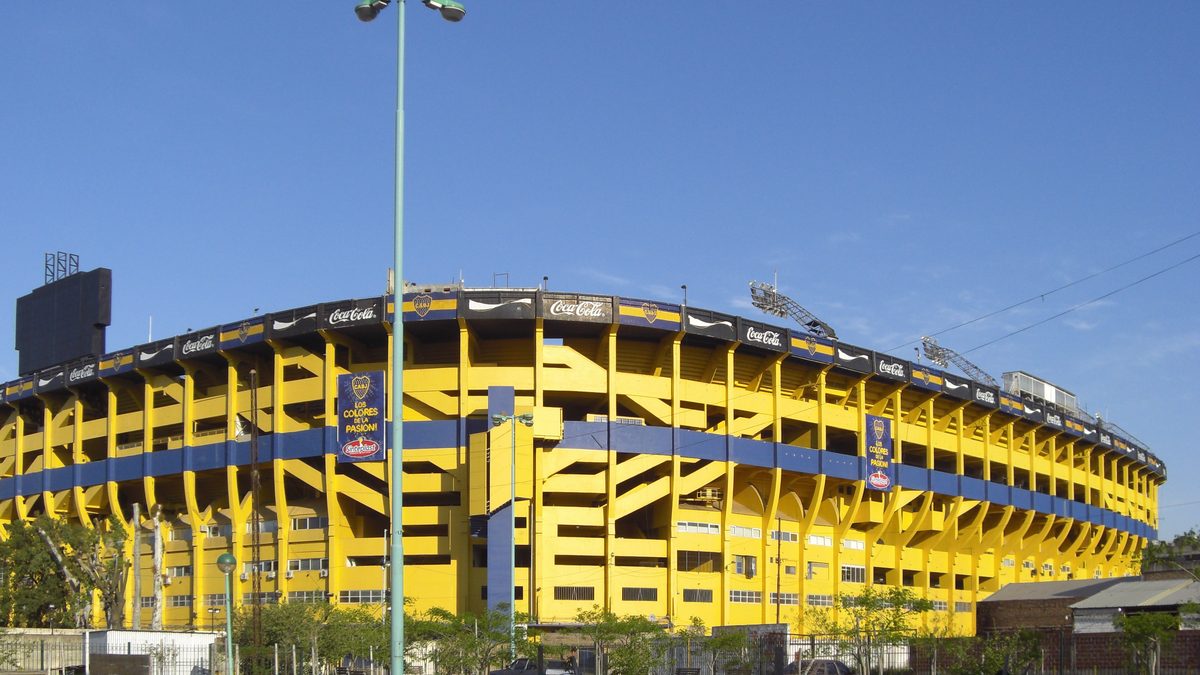 Estádio La Bombonera, do Boca Juniors, visto de fora, com fachada amarela e azul