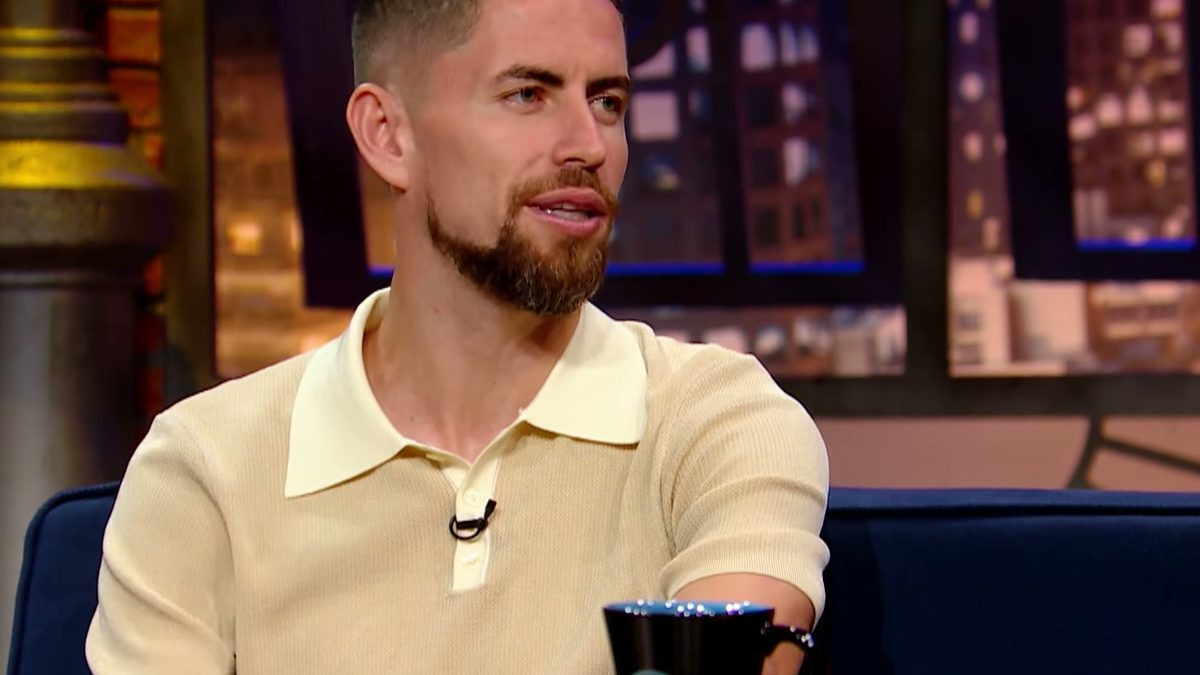 Jorginho ensina seu famoso pulinho no The Noite, mas revela que um goleiro estudou a cobrança e encontrou um jeito de surpreendê-lo pela Itália
