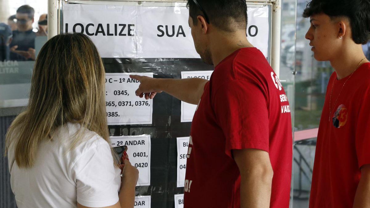Pessoas chegam para votar no primeiro turno, na Unieuro, em Brasília, em 4 de outubro
