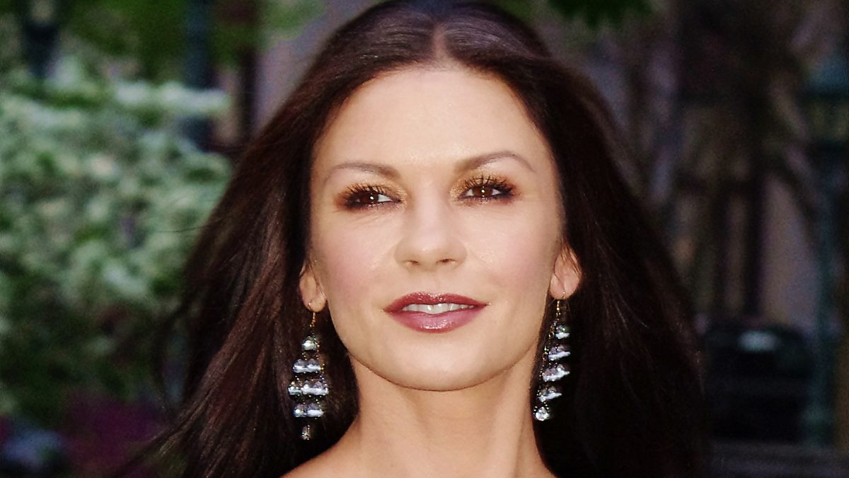 A atriz Catherine Zeta-Jones, de cabelo solto e brincos longos, em evento em Nova York em 2012