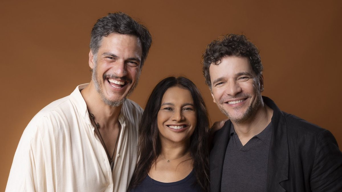 Mateus Solano, Dira Paes e Daniel de Oliveira sorriem juntos em foto de divulgação de Lá na Minha Terra, a próxima novela das seis da Globo