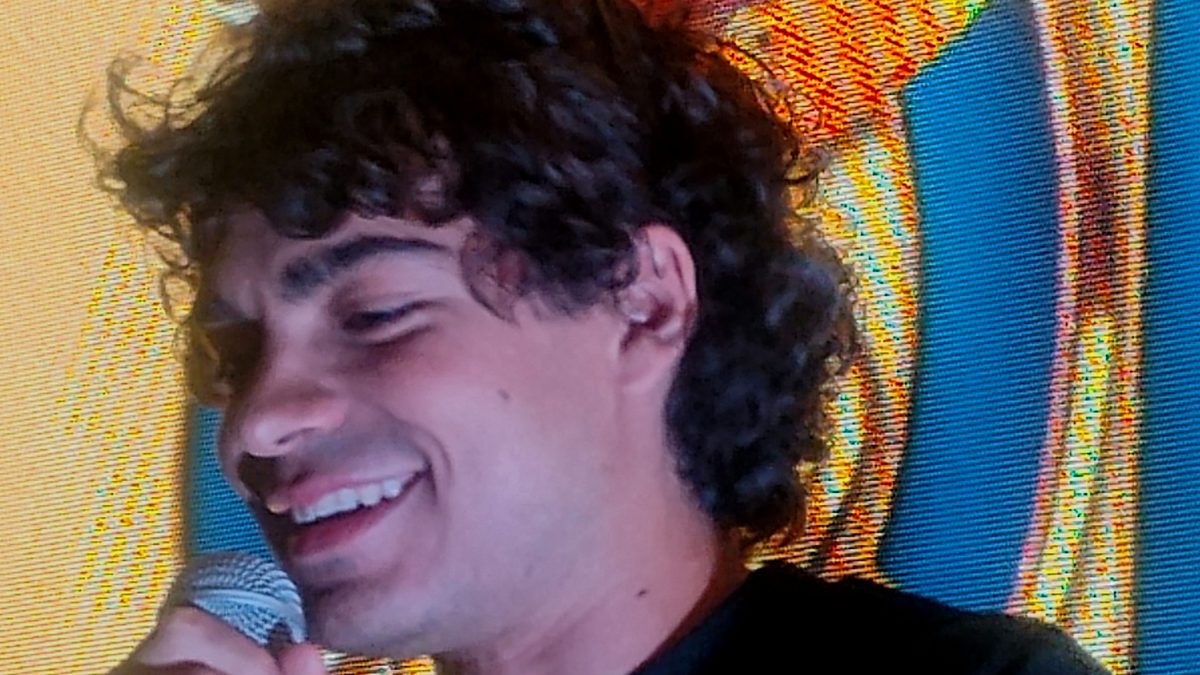 O ator Iñaki Godoy, o Luffy de ONE PIECE: A Série, sorri ao microfone em evento da série na Cidade do México, em fevereiro de 2026