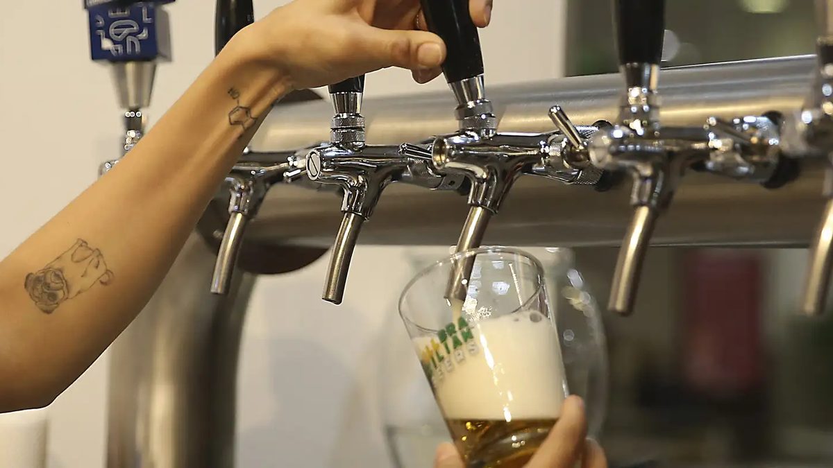 Copos de cerveja artesanal, ilustrando a restrição de venda de bebidas alcoólicas em dias de eleição