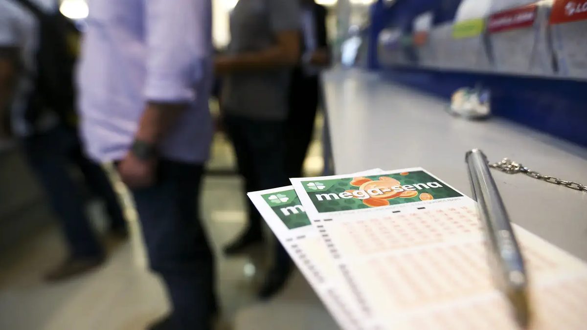 Apostador preenche volante em casa lotérica
