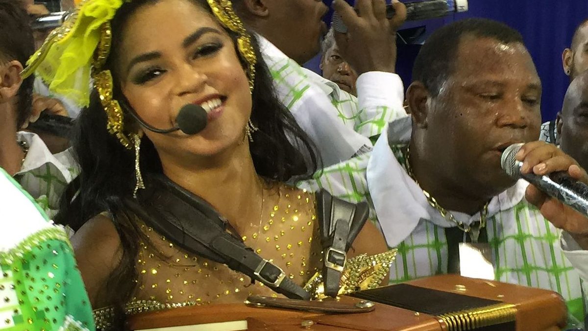 Lucy Alves sorri com uma sanfona no carro de som da Imperatriz Leopoldinense, no Rio de Janeiro, em fevereiro de 2016