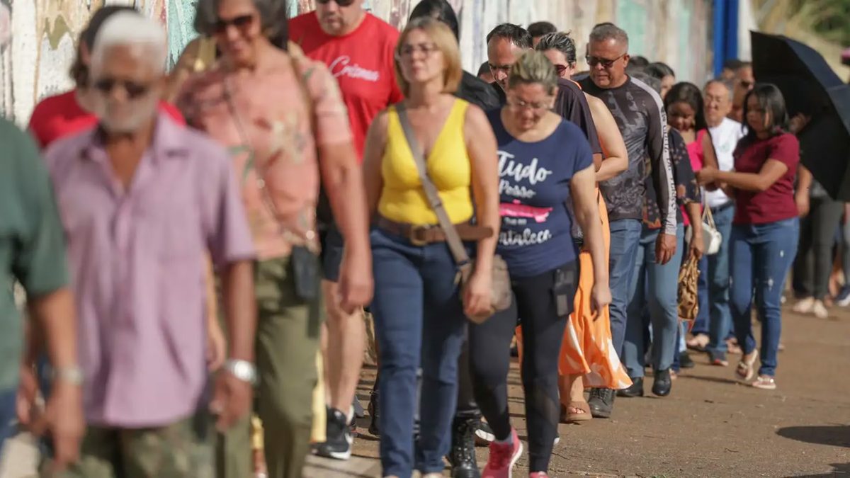 Adversário de Lula no segundo turno, Flávio Bolsonaro ouve 'miliciano' um dia após debate