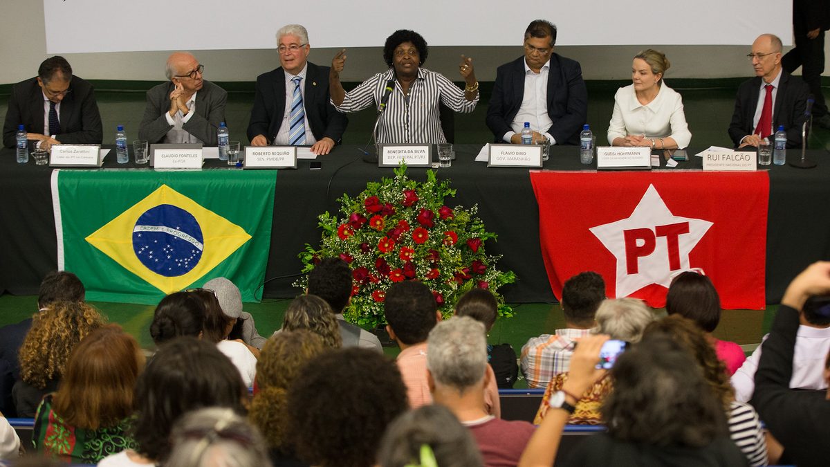 Lula e Flávio Bolsonaro votam no 2º turno; quem ainda não votou tem até as 17h