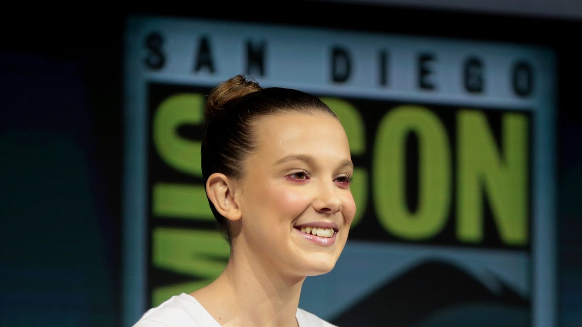 A atriz Millie Bobby Brown, intérprete de Eleven em Stranger Things, sorri sentada em painel da Comic-Con de San Diego, na Califórnia, em julho de 2018