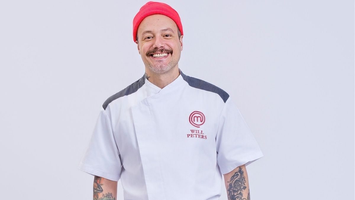 Willian Peters, de gorro vermelho e dólmã do MasterChef, sorri em retrato de divulgação do MasterChef Profissionais 2026, da Band