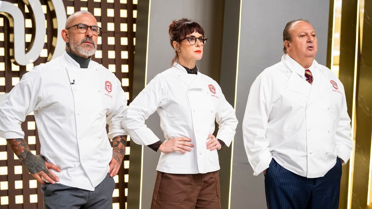 Os jurados Henrique Fogaça, Helena Rizzo e Erick Jacquin, de jaleco branco, na estreia do MasterChef Profissionais 2026