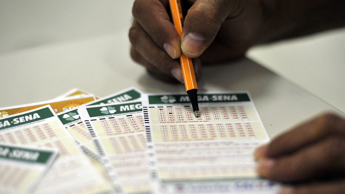 Mão marca números em volantes da Mega-Sena