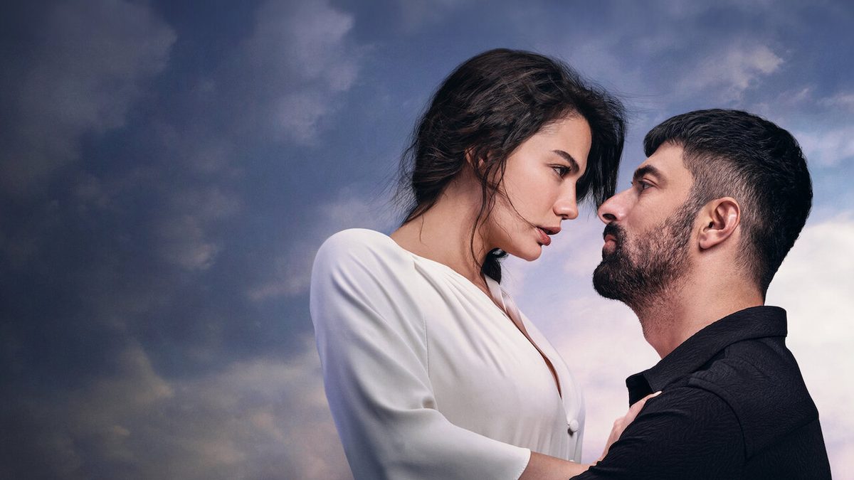 Os protagonistas de Meu Nome é Farah frente a frente sob um céu nublado, em imagem de divulgação da série na Netflix