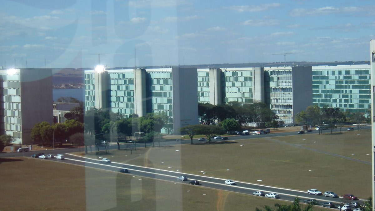 Homem acorrentado em ato político no Rio leva ministério federal a pedir investigação