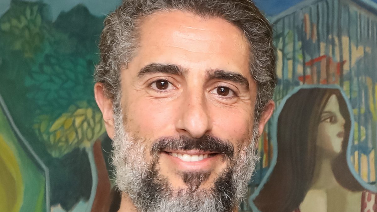 Marcos Mion sorrindo em close, com barba grisalha, em foto de julho de 2019