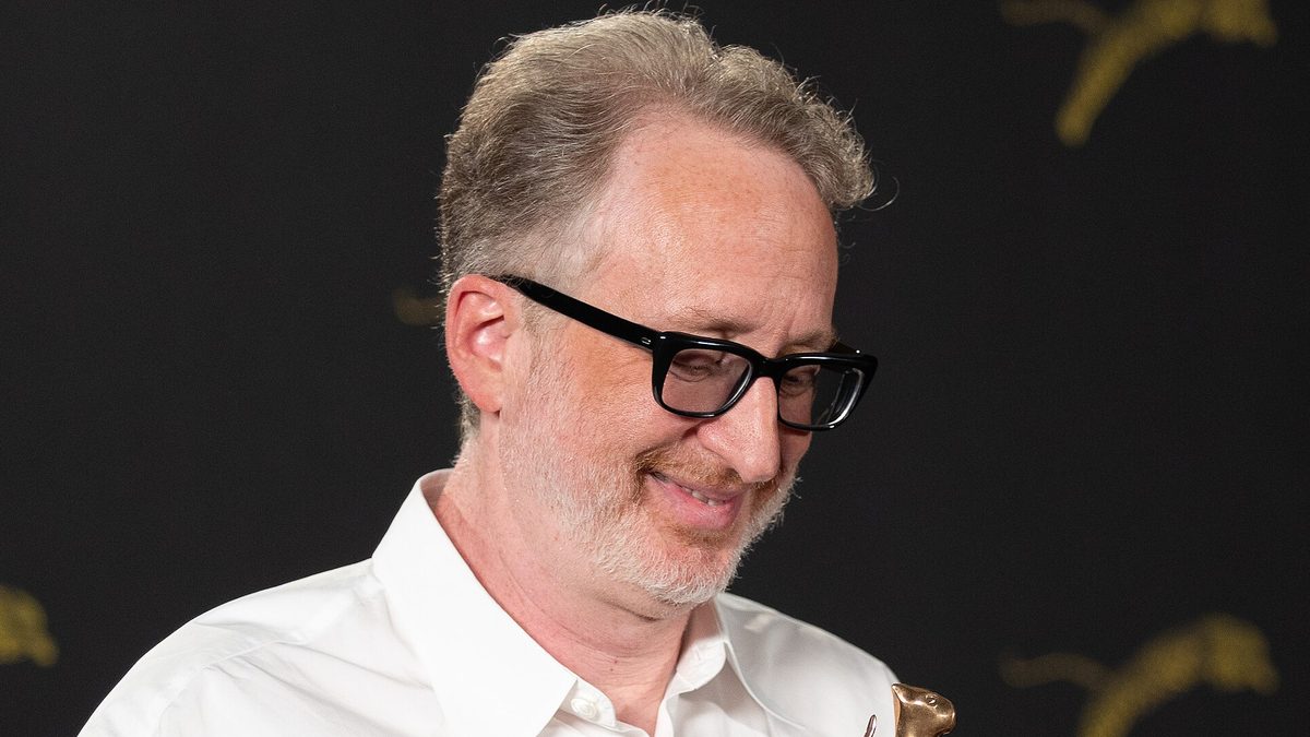 O diretor James Gray segura o troféu Pardo alla Carriera no Festival de Locarno, na Suíça, em 9 de agosto de 2026