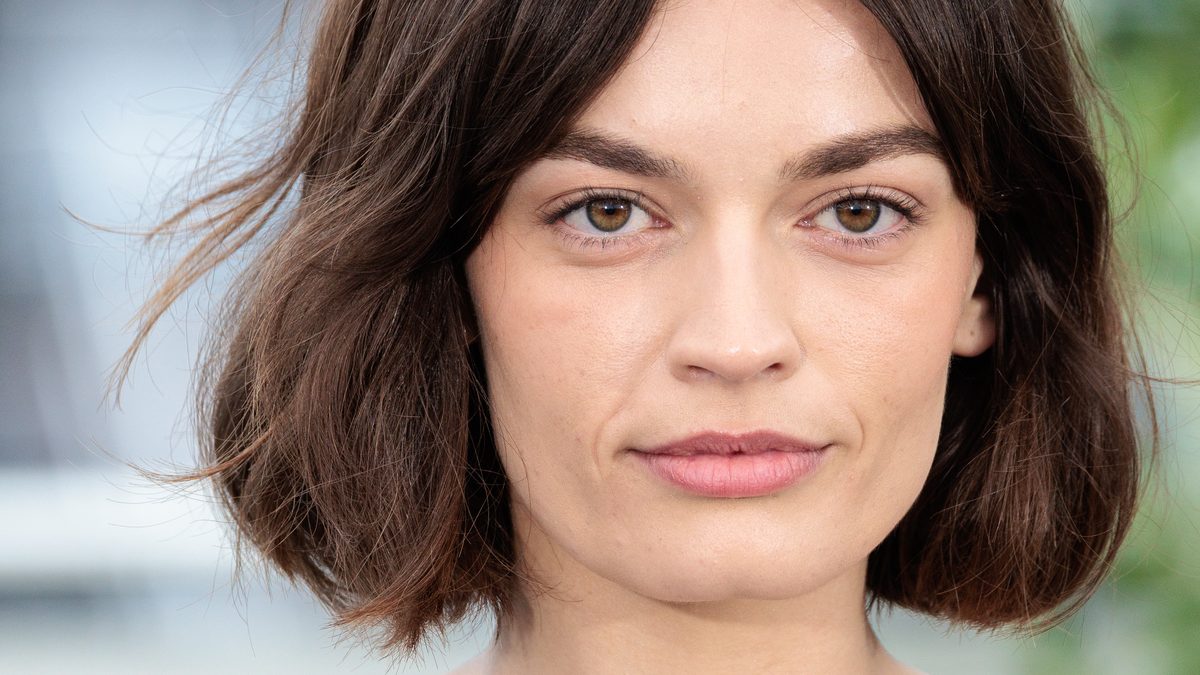 A atriz Emma Mackey, que vive Jadis em Nárnia: O Sobrinho do Mago, de cabelo castanho curto, no Festival de Cannes de 2025