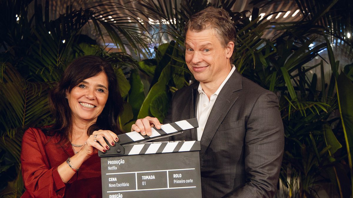Elisabetta Zenatti, vice-presidente de Conteúdo da Netflix Brasil, e o co-CEO da Netflix, Greg Peters, seguram uma claquete na inauguração do novo escritório em São Paulo, em 27 de janeiro de 2026