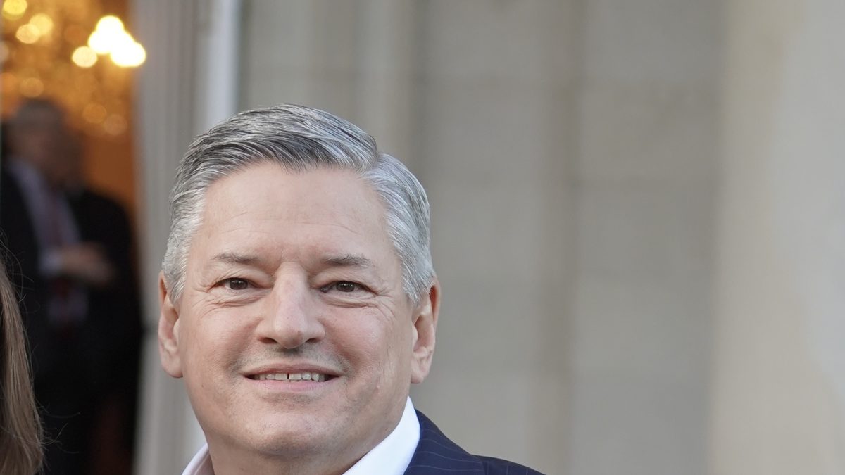 Ted Sarandos, co-CEO da Netflix, sorri na Embaixada do Reino Unido em Washington, na cerimônia em que recebeu a condecoração CBE, em dezembro de 2024