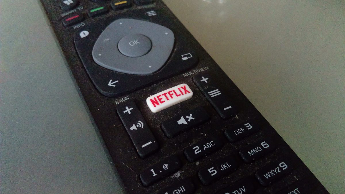 Controle remoto de smart TV com botão dedicado à Netflix