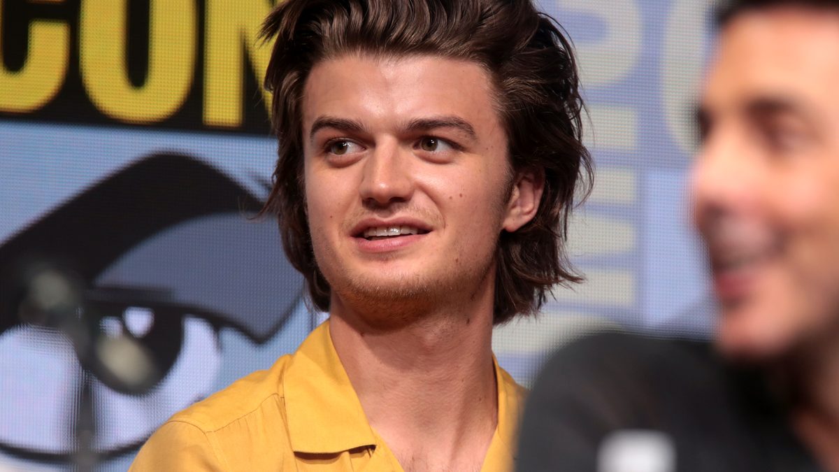 O ator Joe Keery, o Steve de Stranger Things, de camisa amarela no painel da série na Comic-Con de San Diego, em 2017